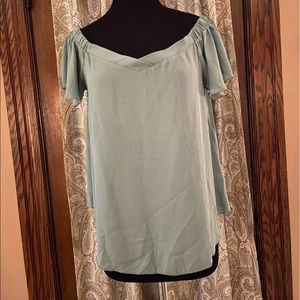 🖐Style Biz short sleeved silky top.